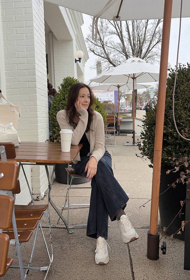 손태영, 스니커즈로 완성한 뉴욕 데일리룩 (제공: 락포트)