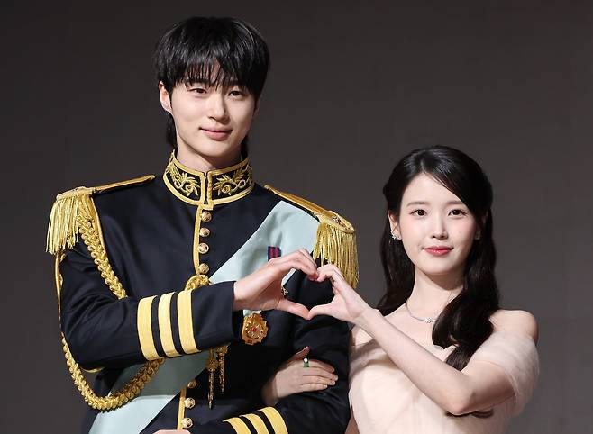 배우 변우석(왼쪽)과 아이유가 6일 서울 강남구 조선팰리스호텔에서 열린 MBC 드라마 '21세기 대군부인' 제작발표회에서 포즈를 취하고 있다./연합뉴스