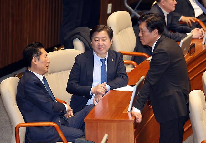 더불어민주당 정청래 대표(왼쪽)가 21일 국회 본회의장에서 황명선 최고위원(가운데), 조승래 사무총장과 얘기를 나누고 있다./연합뉴스