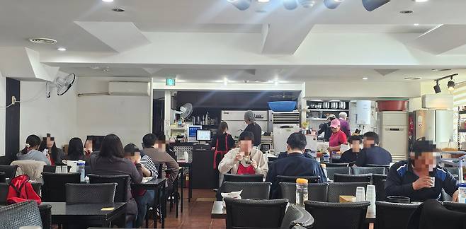 3일 서울 강남구 삼성동의 한 백반집에서 손님들이 점심을 먹고 있다. 이 식당은 인근 가게보다 절반 가격에 음식을 팔고 있다./황채영 기자