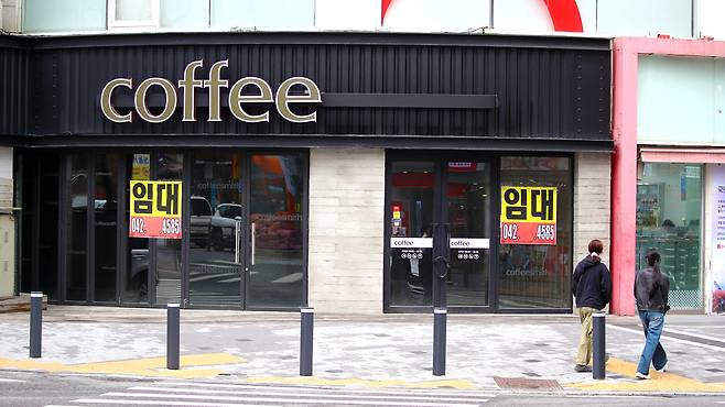 6일 대전 둔산동의 한 상가에 위치한 폐업 점포. 이곳은 대형 프랜차이즈 커피숍이 있었으나 영업을 중단하고 '임대 문의' 안내문만 남겨둔 채 공실 상태로 방치돼 있다. 김영태 기자