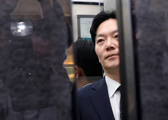 '쌍방울 대북 송금' 사건을 수사했던 박상용 인천지방검찰청 부부장검사가 지난 3일 국회에서 열린 '윤석열정권 정치검찰조작기소 의혹사건 진상규명' 국정조사특별위원회 전체회의에서 서영교 위원장의 대기 장소 이동 조치에 이석하고 있다. 연합뉴스