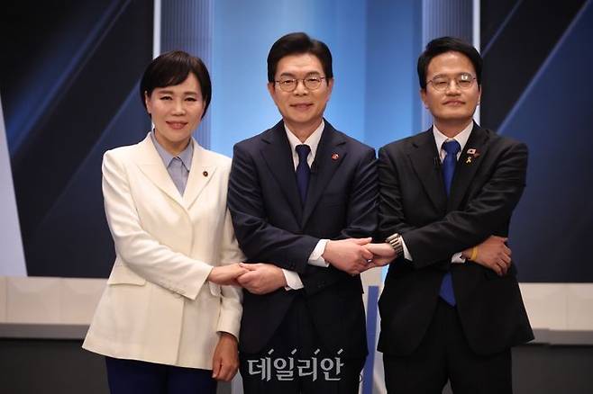 더불어민주당 전현희(왼쪽부터), 정원오, 박주민 서울시장 예비후보가 3일 서울 여의도 KBS 스튜디오에서 열린 더불어민주당 서울시장 본경선 후보자 2차 합동토론회에서 기념촬영을 하고 있다. ⓒ국회사진기자단