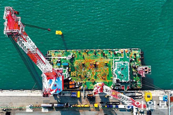 지난달 26일 전남 목포시 목포신항만에 떠 있는 국내 최초의 해상풍력 하부의 설치선 ‘누리바람호’. 목포=이한결 기자 always@donga.com