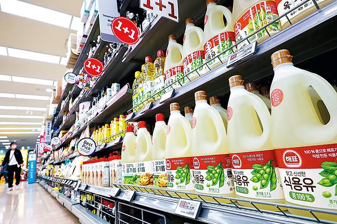 5일 서울의 한 대형마트에 식용유가 진열돼 있다. 세계 식량가격지수에서 식용유 등이 들어간 유지류는 한 달 전보다 5.1% 올라 먹거리 및 식자재 가격 인상을 자극할 우려가 커지고 있다. 뉴스1