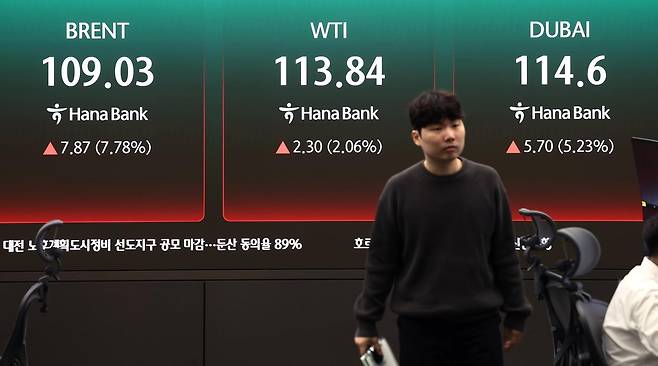 중동 긴장 고조 속에 국제유가가 오름세를 보인 6일 오전 서울 중구 하나은행 딜링룸 전광판에 서부텍사스원유(WTI), 브렌트유, 두바이유 선물 가격이 나오고 있다. 2026.4.6 (서울=뉴스1)