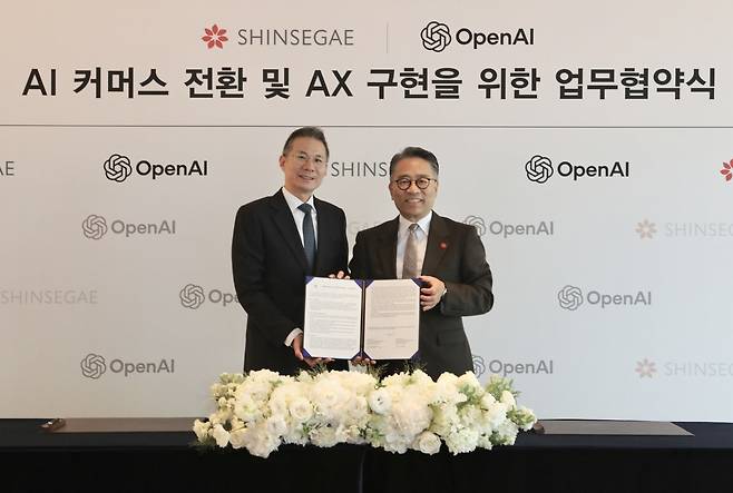 6일 웨스틴 조선 서울에서 진행된 신세계그룹과 오픈AI의 ‘AI 커머스 사업협력’ 행사 협약식 사진. 협약식에는 (오른쪽부터) 임영록 신세계그룹 경영전략실장(사장), 김경훈 오픈AI 코리아 총괄대표가 참석했다.신세계그룹 제공