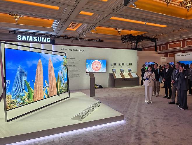 삼성전자가 15일 차세대 디스플레이인 마이크로 RGB 55·65·75·85형 등 가정용 주력 모델을 출시한다. 사진은 1월 ‘CES 2026’에 전시된 130형 마이크로 RGB TV. 삼성전자 제공