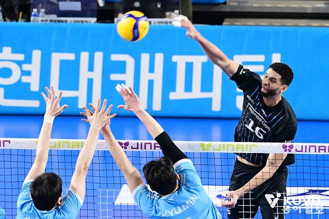 현대캐피탈 레오(오른쪽)가 6일 안방인 천안 유관순체육관에서 열린 2025~2026시즌 V리그 남자부 챔피언결정전 3차전에서 공격을 하고 있다. 현대캐피탈은 이날 양 팀을 통틀어 가장 많은 23점을 기록한 레오의 활약 덕분에 3차전 승리를 가져오며 2시즌 연속 챔프전 정상 불씨를 살릴 수 있게 됐다. 한국배구연맹(KOVO) 제공