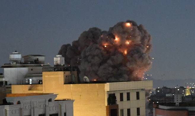 [테헤란=신화/뉴시스]3월29일 이란 테헤란의 건물들 사이로 연기가 피어오르고 있다. 이스라엘이 6일 이란의 대규모 사우스 파르스 천연가스전의 주요 석유화학 공장을 공격하고, 혁명수비대 고위 사령관을 살해함에 따라 미국과 이란 간 휴전 협상에 의문이 제기되고 있다. 2026.04.06.