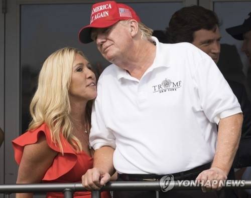 정치적 결별 전의 마조리 테일러 그린(왼쪽) 전 하원의원과 도널드 트럼프 대통령. EPA 연합뉴스 자료사진