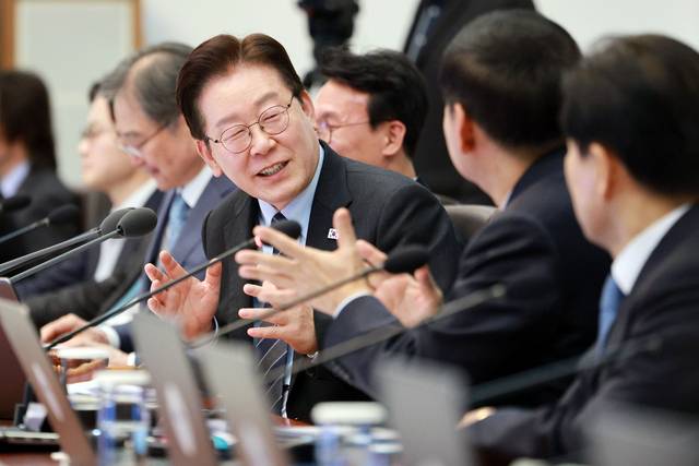 이재명 대통령이 6일 청와대에서 열린 국무회의 겸 비상경제점검회의에서 구윤철 부총리 겸 재정경제부 장관과 대화하고 있다. [청와대통신사진기자단]