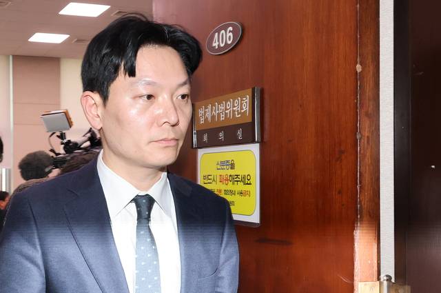 ‘쌍방울 대북 송금’ 사건을 수사했던 박상용 인천지방검찰청 부부장검사가 3일 국회에서 열린 ‘윤석열정권 정치검찰조작기소 의혹사건 진상규명’ 국정조사특별위원회 전체회의에서 서영교 위원장의 대기 장소 이동 조치에 이석하고 있다. [연합뉴스]