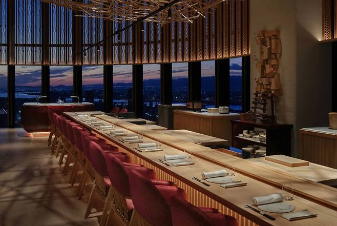 스시 오마카세에 전통 사케 페어링을 곁들일 수 있는 스시 라비스.