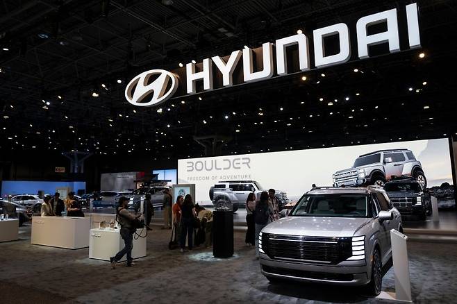 지난 2일(현지 시간) 미국 뉴욕에서 열린 뉴욕 국제 오토쇼 현대차 전시관에 ‘볼더 콘셉트’ 등 현대차들이 전시돼 있다. 사진=뉴시스화상