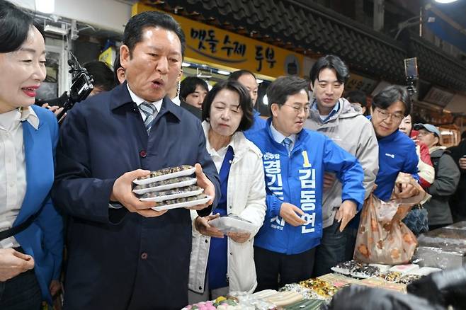 정청래 더불어민주당 대표(왼쪽 두번째)가 6일 경기 수원시 팔달구 못골종합시장을 방문해 추미애(왼쪽 두번째부터), 김동연, 한준호 민주당 경기도지사 경선 후보 등과 함께 떡을 구입하고 있다. 연합뉴스