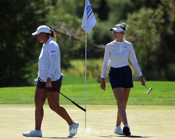 2026년 미국여자프로골프(LPGA) 투어 아람코 챔피언십 우승을 차지한 로런 코글린(미국)과 최종라운드 챔피언에서 동반 경기한 넬리 코다(미국)의 모습이다. 사진제공=ⓒAFPBBNews = News1 (사진을 무단으로 사용하지 마십시오.)