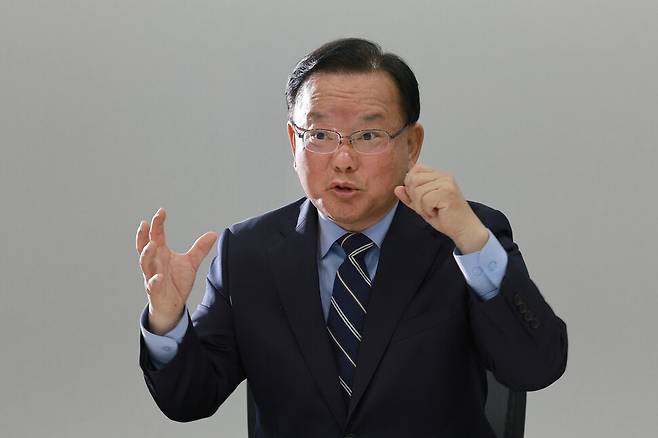 김부겸 전 국무총리가 3일 오후 서울 마포구 한겨레신문사에서 인터뷰 하고 있다. 정용일 선임기자 yongil@hani.co.kr