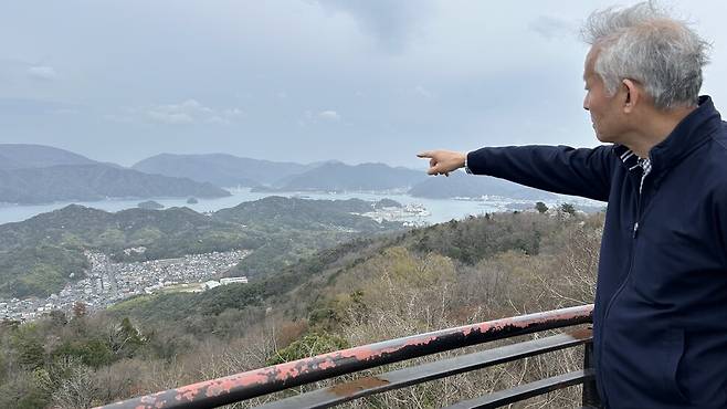 지난 4일 하시모토 에이지 ‘우키시마호 순난자를 추모하는 모임’ 사무국장이 우키시마호 사고 현장을 가리키고 있다.