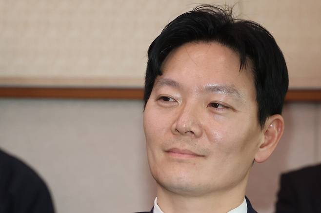 쌍방울 대북 송금 사건을 수사했던 박상용 인천지방검찰청 부부장검사가 3일 국회에서 열린 윤석열정권 정치검찰조작기소 의혹사건 진상규명 국정조사특별위원회 전체회의에서 증인 선서를 거부한 뒤 서영교 위원장의 지적에 미소 짓고 있다. 연합뉴스