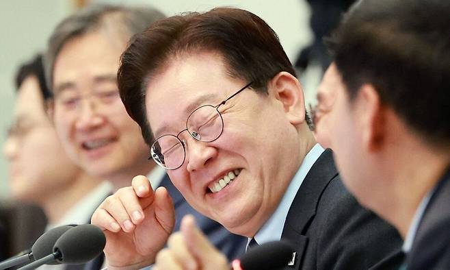 이재명 대통령이 6일 청와대에서 열린 국무회의 겸 비상경제점검회의에서 구윤철 부총리 겸 재정경제부 장관의 보고를 듣다 웃고 있다. 연합뉴스