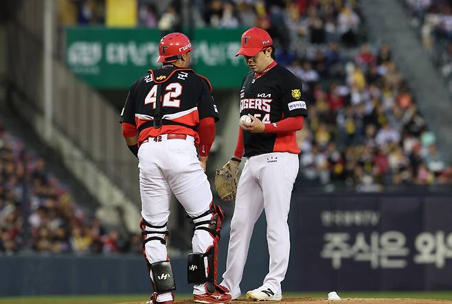 양현종(KIA 타이거즈·오른쪽)이 1일 서울 송파구 잠실야구장에서 열린 2026 KBO리그 엘지(LG) 트윈스와 경기에서 문성주에게 밀어내기 볼넷을 허용한 뒤 포수 김태군과 얘기를 나누고 있다. 연합뉴스