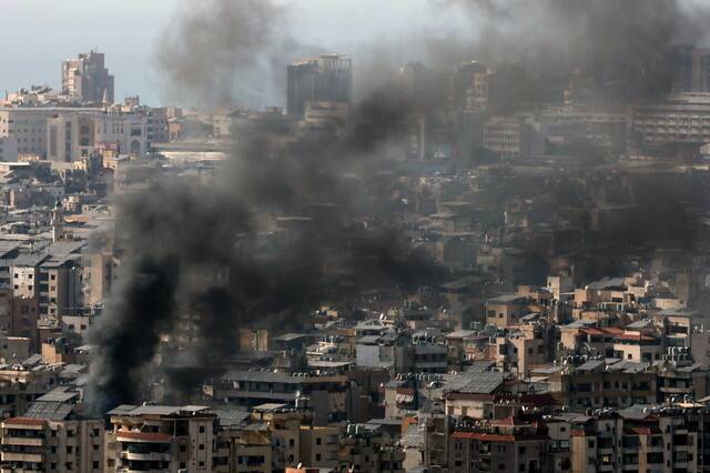 5일 레바논 수도 베이루트 남부 다히야가 이스라엘 공습을 받아 검은 연기가 치솟고 있다. EPA 연합뉴스