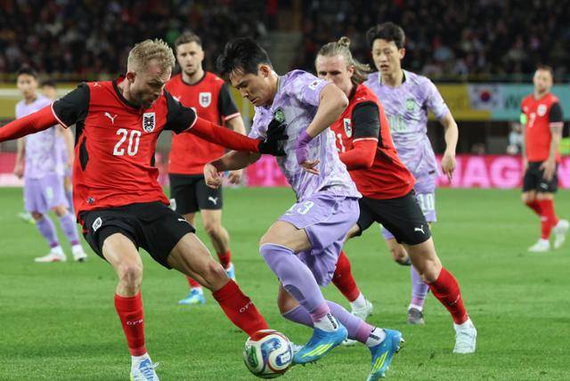 이태석이 지난달 31일 오스트리아 빈 에른스트 하펠 스타디움에서 열린 한국과 오스트리아의 평가전에서 상대 수비수들을 뚫고 돌파를 시도하고 있다. 빈=연합뉴스