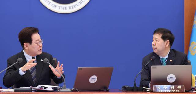 이재명(왼쪽) 대통령이 6일 청와대에서 열린 국무회의에서 구윤철 부총리 겸 재정경제부 장관에게 질의하고 있다. 뉴스1