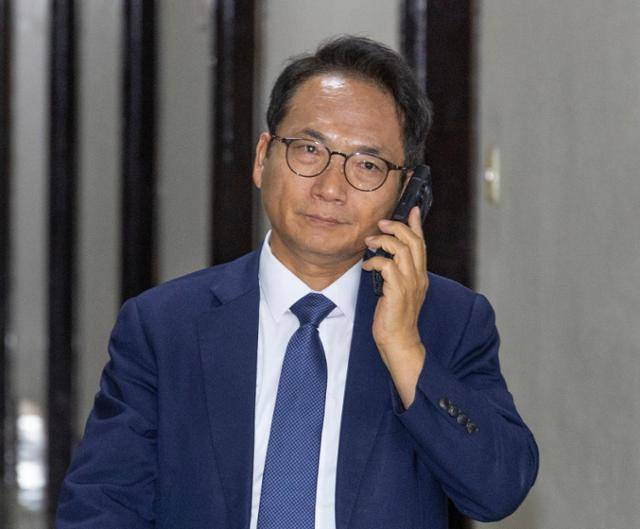 박선원 더불어민주당 의원이 2025년 7월 국회에서 열린 정보위원회에 입장하고 있다. 고영권 기자