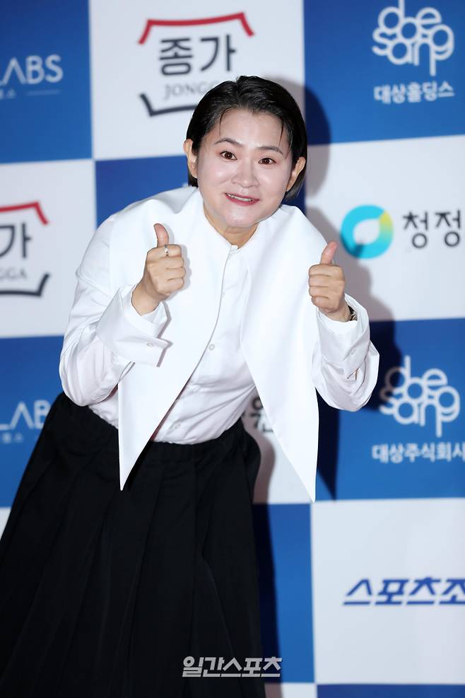 "코미디언 겸 배우 김신영이 25일 오후 서울 영등포구 KBS홀 앞 광장에서 진행된 제 43회 청룡영화상 레드카펫 행사에 참석해 포즈를 취하고 있다. 서병수 기자 qudtn@edaily.co.kr /2022.11.25."
