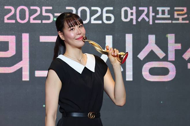 <yonhap photo-4459="">6일 서울 용산구 드래곤시티호텔에서 열린 BNK금융 2025~26 여자프로농구 정규리그 시상식에서 MVP로 뽑힌 KB스타즈 박지수가 트로피에 키스하며 기념사진을 찍고 있다. 사진=연합뉴스</yonhap>