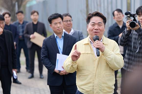 오세현 아산시장이 둔포면 염작초 인근 임시주차장 예정부지를 방문해 주차난을 덜기 위한 계획을 설명하고 있다 [사진=아산시]