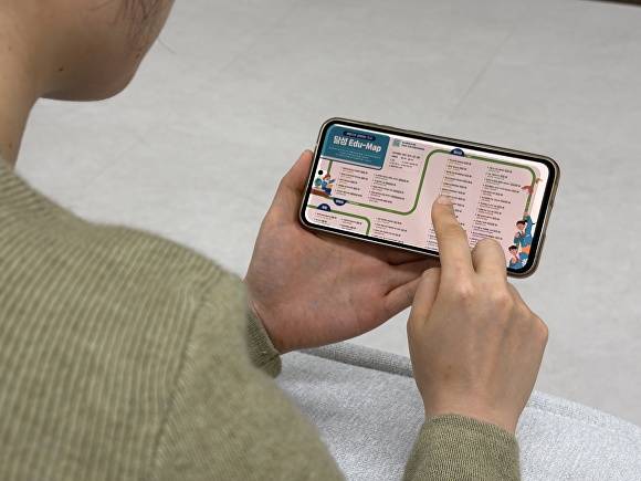 6일 첫선을 보인 달성군 교육 사업 종합 안내서를 관계자가 들여다보고 있다 [사진=달성군]