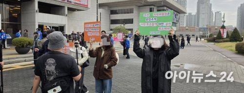 오산시민연대가 6일 수원 경기아트센터 소극장에서 열린 민주당 경기도당 현장 최고위원 회의장 앞에서 피켓시위를 벌였다. [사진=오산시민연대]