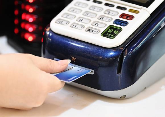 신용카드 체크카드 포스기 [사진=정소희 기자]