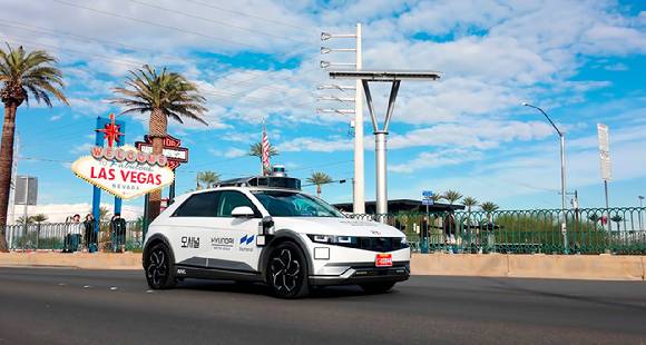 모셔널 로보택시가 라스베가스 거리를 주행하는 모습. [사진=현대자동차그룹]