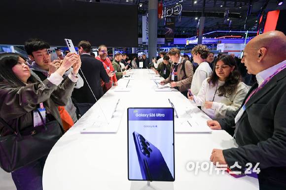 지난달 2일(현지시간) 스페인 바르셀로나 피라 그란 비아 전시장에서 열린 '모바일 월드 콩그레스(MWC)2026'에서 삼성전자 갤럭시 부스를 찾은 참가자들이 갤럭시S26 울트라를 체험 하고 있다. 2026.03.02 [사진=바르셀로나=사진공동취재단]