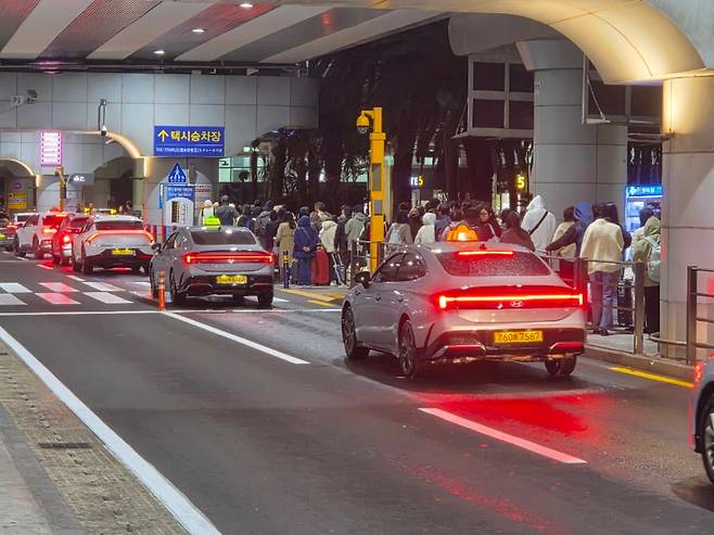 지난 3일 밤 긴급수송택시봉사단 제주국제공항에서 체류객 수송 지원 활동을 펼치는 모습 (제주도 제공)