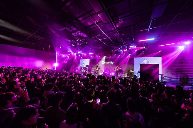 가수 ‘카더가든’이 지난해 11월 서울 성수동에서 열린 ‘스포티하우스’ 행사에서 열창하고 있다. [사진 스포티파이]