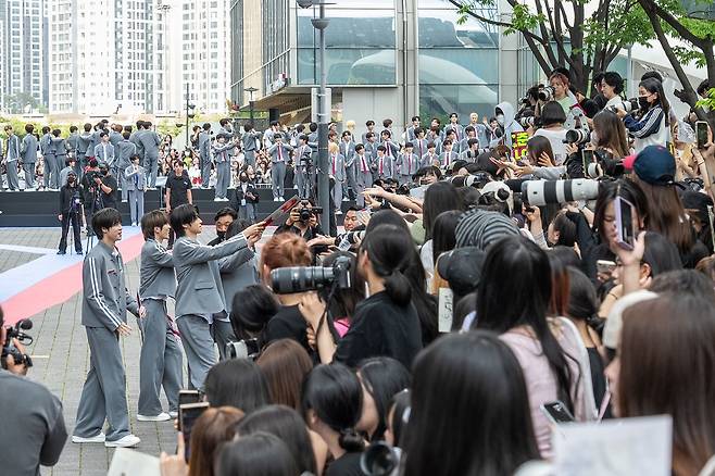 엠넷이 지난해 6월 서울 상암동에서 진행한 ‘보이즈투플래닛’ 오프라인 행사. 해외 팬들이 사진을 찍고 있다. [사진 엠넷플러스]