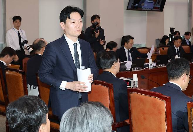 '쌍방울 대북 송금' 사건을 수사했던 박상용 인천지방검찰청 부부장검사가 3일 국회에서 열린 '윤석열정권 정치검찰조작기소 의혹사건 진상규명' 국정조사특별위원회 전체회의에서 서영교 위원장의 대기 장소 이동 조치에 이석하고 있다. 연합뉴스