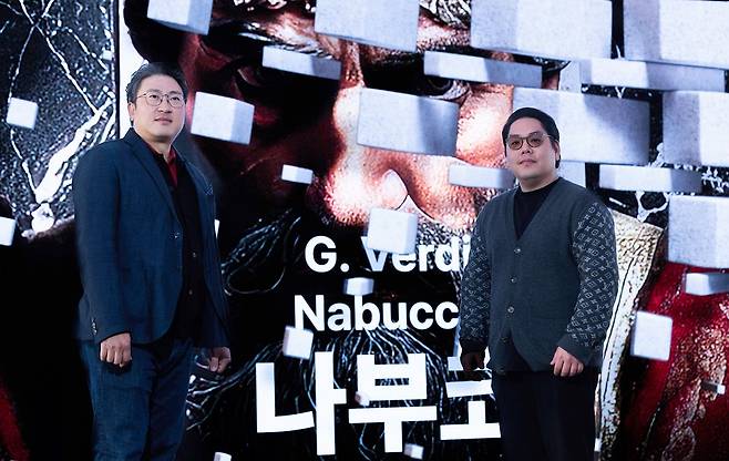 (왼쪽부터) 베이스 임채준과 지휘자 이든이 세종문화회관에 설치된 오페라 ‘나부코’ 홍보 포스터 앞에서 포즈를 취하는 모습. 권혁재 사진전문기자.