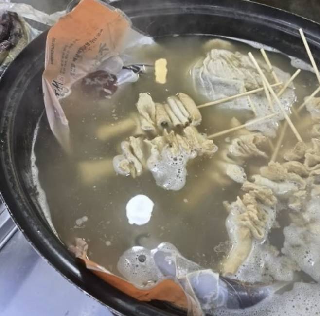 지난 4일 SNS에 올라온 사진. 어묵 국물에 비닐을 뜯지 않은 순대가 봉지째 들어가 있다. 사진 보배드림