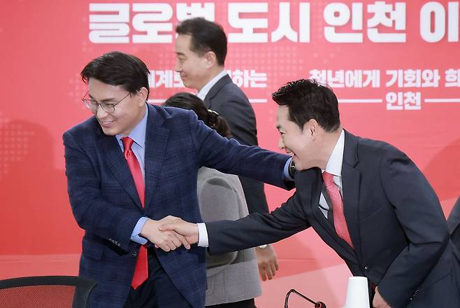 국민의힘 장동혁 대표가 6일 인천 남동구 인천시당에서 열린 현장 최고위원회의에 참석해 같은 당 윤상현 의원과 인사하고 있다. 연합뉴스