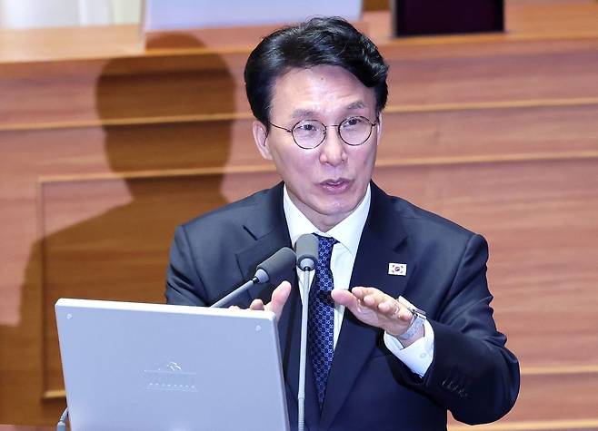 김민석 국무총리가 6일 오후 국회 본회장에서 열린 경제 분야 대정부질문에서 의원들 질의에 답하고 있다. 임현동 기자