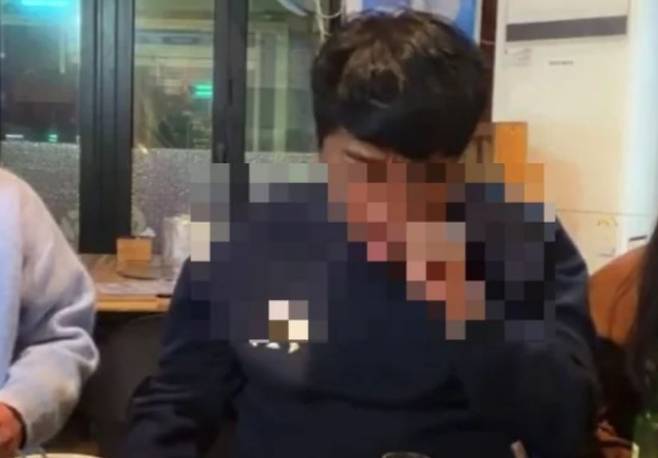 문제가 된 실내 흡연 장면. SNS 캡쳐