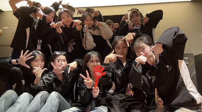 ▲프런티어즈 만의 승리샷. 손가락 7개는 7승 시절을 의미한다고 한다. 끈끈함은 너무나 컸다.