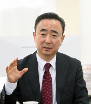 ▲ 임문영 국가AI전략위원회 상근부위원장이 본지와 인터뷰를 갖고 AI 도입에 따른 지역의 미래 변화에 대해 진단하고 있다. 방도겸 기자