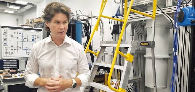 데이비드 라일리 이머전스퀀텀 최고경영자(CEO)는 지난달 25일 호주 시드니에 있는 연구시설에서 한국경제신문과 만나 “미래 기술이 쏟아지는 시점에서 기존 하드웨어는 한계에 부딪혔다”며 “이 한계를 해결할 수 있는 새로운 양자 소프트웨어를 개발 중”이라고 말했다. 고은이 기자